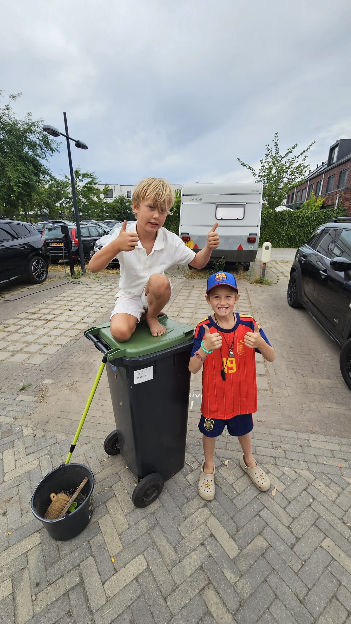 Tobi en Max bij de groenbak in De Krijgsman